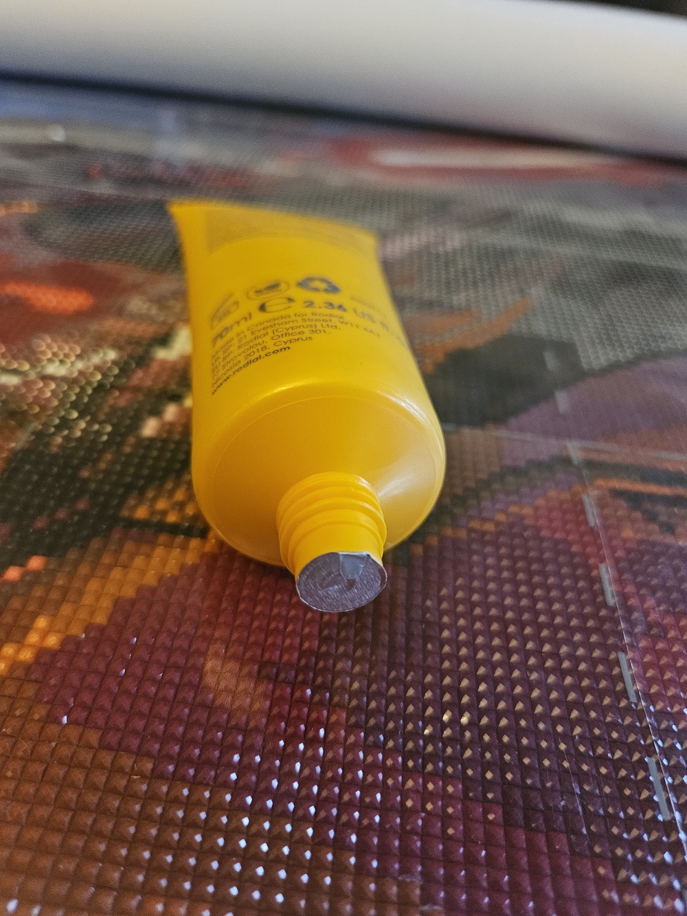 Rodial VIT C Papaya Enzyme Scrub - Yellow Tube - Picture 5 of 5